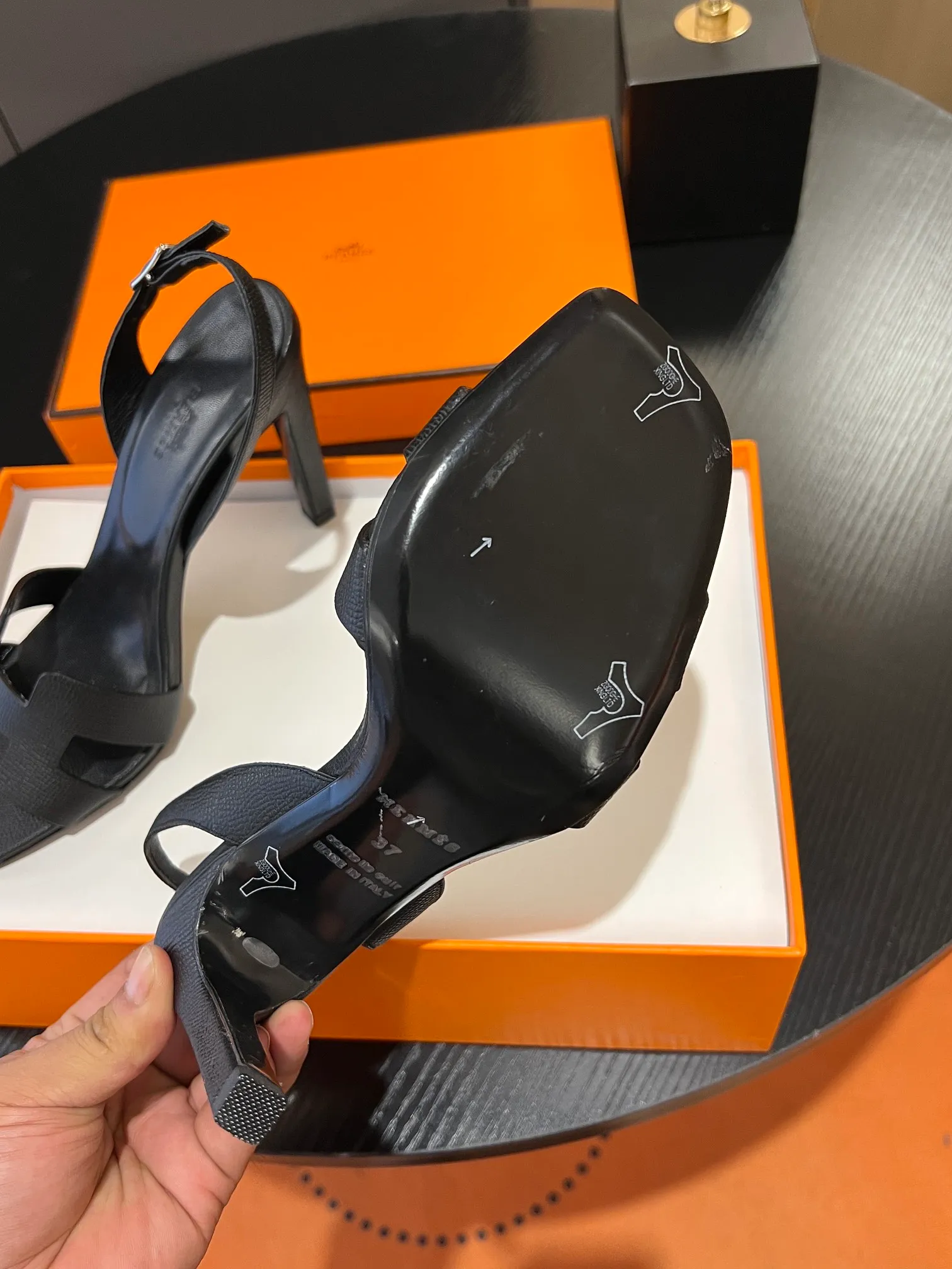 👟👟Ex-factory price 600👟👟Hermès 2023 high-heeled temperament sandals original customization! Counter synchronization! Hermès high heels have always been simple, fashionable and elegant! ! ! It can hold any style of wear, the height of 10.5cm is easy to control, and the feet feel comfortable and pressure-free! The classic and elegant style brings a sense of luxury to your feet! Highly recommended Material: Upper imported calfskin + mixed sheepskin lining Outsole: Italian genuine leather sole Size: 34-42 (34.41.42 customization is non-returnable and non-exchangeable)